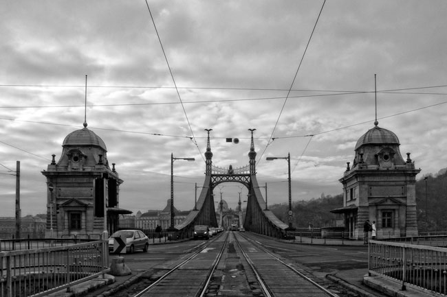 Circulation sur le Pont de la Liberté, Budapest - Traffic on the Liberty Bridge, Budapest